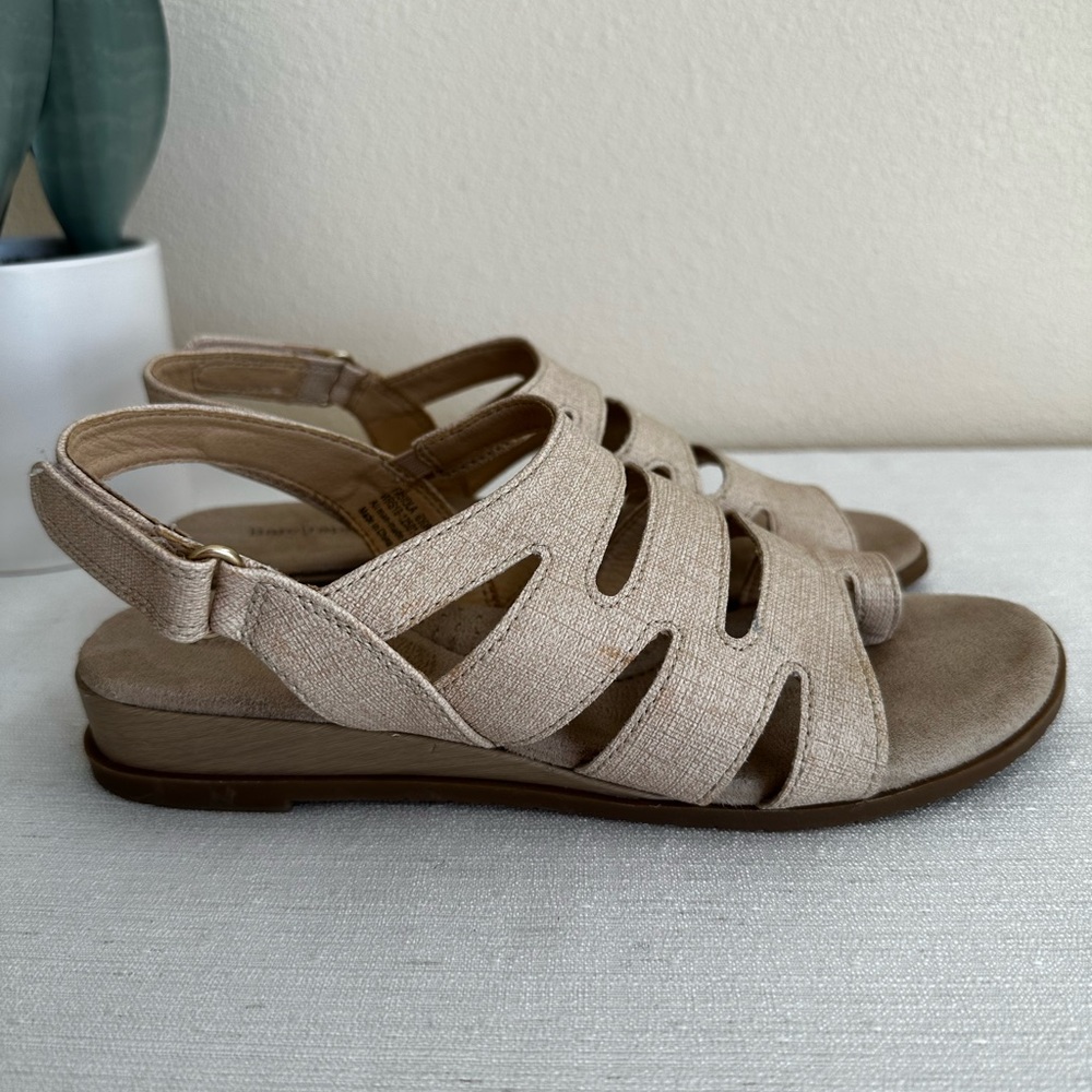BareTraps Fabiola Natural Vinyl-Like Loop Toe Low Wedge Sandals Women’s 6.5W